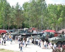 Panorama na czołgi znajdujące się na pikniku