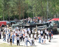 Panorama na czołgi znajdujące się na pikniku