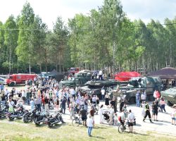 Panorama na czołgi znajdujące się na pikniku