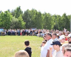 Ludzie zgromadzeni na pikniku militarnym