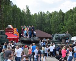 Ludzie znajdujący się przed pojazdami militarnymi