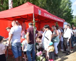 Ludzie stojący w kolejce do stoiska KGW Borowie
