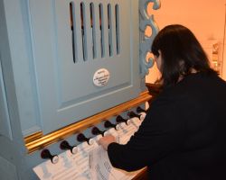 Małgorzata Trzaskalik-Wyrwa podczas gry na zabytkowych organach