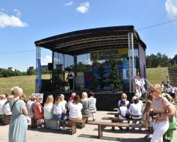 Ludzie pod sceną słuchający wykładu