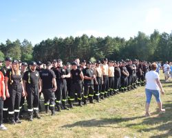 Zdjęcie grupowe strażaków biorących udział w zawodach