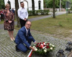 Przedstawiciele Gminy składają kwiaty