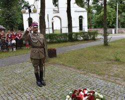 Tomasz Metera składa kwiaty