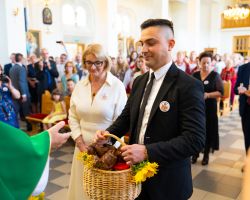Piotr Zając przekazuje kosz z darami księdzu