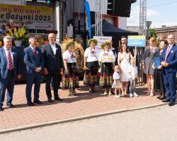 Sołectwo Głosków z wieńcem dożynkowym