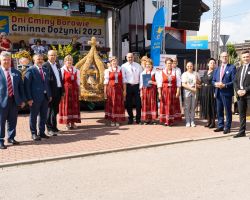 Sołectwo Iwowe z wieńcem dożynkowym