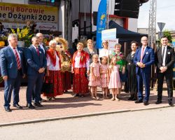 Sołectwo Stara Brzuza z wieńcem dożynkowym