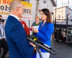 Poseł Iwona Kurowska wręcza medal Wójtowi