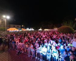 Ludzie zgromadzeni na wydarzeniu