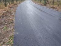 Zdjęcie przedstawia odcinek drogi po zakończeniu prac remontowych