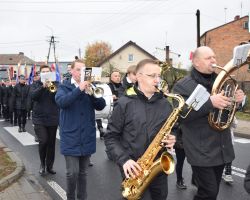 Orkiestra dęta w korowodzie ulicami Borowia