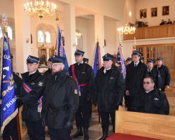 Sztandary OSP podczas mszy w kościele