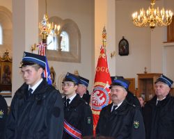 Sztandary OSP podczas mszy w kościele