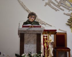 Agnieszka Mikulska śpiewa psalm podczas mszy