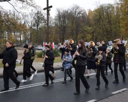 Orkiestra Dęta w korowodzie ulicami Borowia