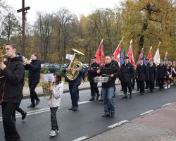 Sztandary OSP podczas korowodu ulicami Borowia