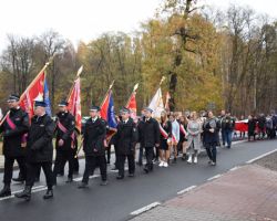 Sztandary OSP podczas korowodu ulicami Borowia