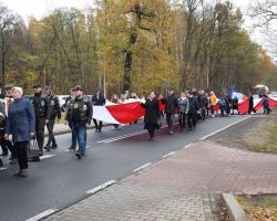 Ludzie niosący flagę ulicami Borowia