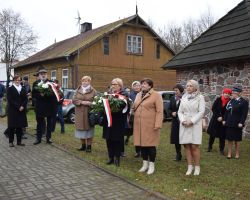 Ludzie zebrani na uroczystości