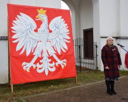 Dyrektor GOK w Borowiu, w tle godło RP