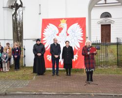 Przedstawiciele samorządu na tle godła RP