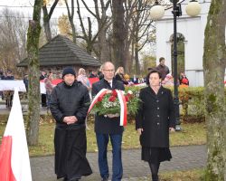 Przedstawiciele samorządu składają kwiaty