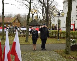 Komendant Gminny OSP składa kwiaty