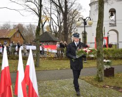 Prezes OSP Borowie składa kwiaty
