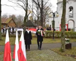 Przedstawiciele SPZOZ Borowie składają kwiaty