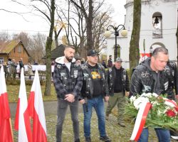 Przedstawiciele klkubu Yastrable składają kwiaty