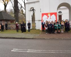 Młodzież z PSP Iwowe podczas okolicznościowego repertuaru