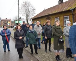 Ludzie zgromadzeni na uroczystości