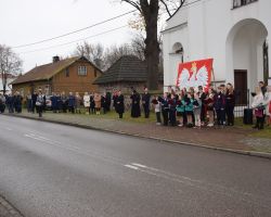 Ludzie zgromadzeni na uroczystości