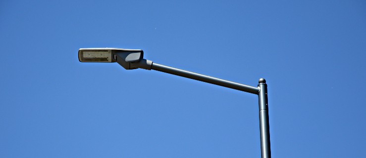 Zdjęcie przedstawia latarnię uliczną