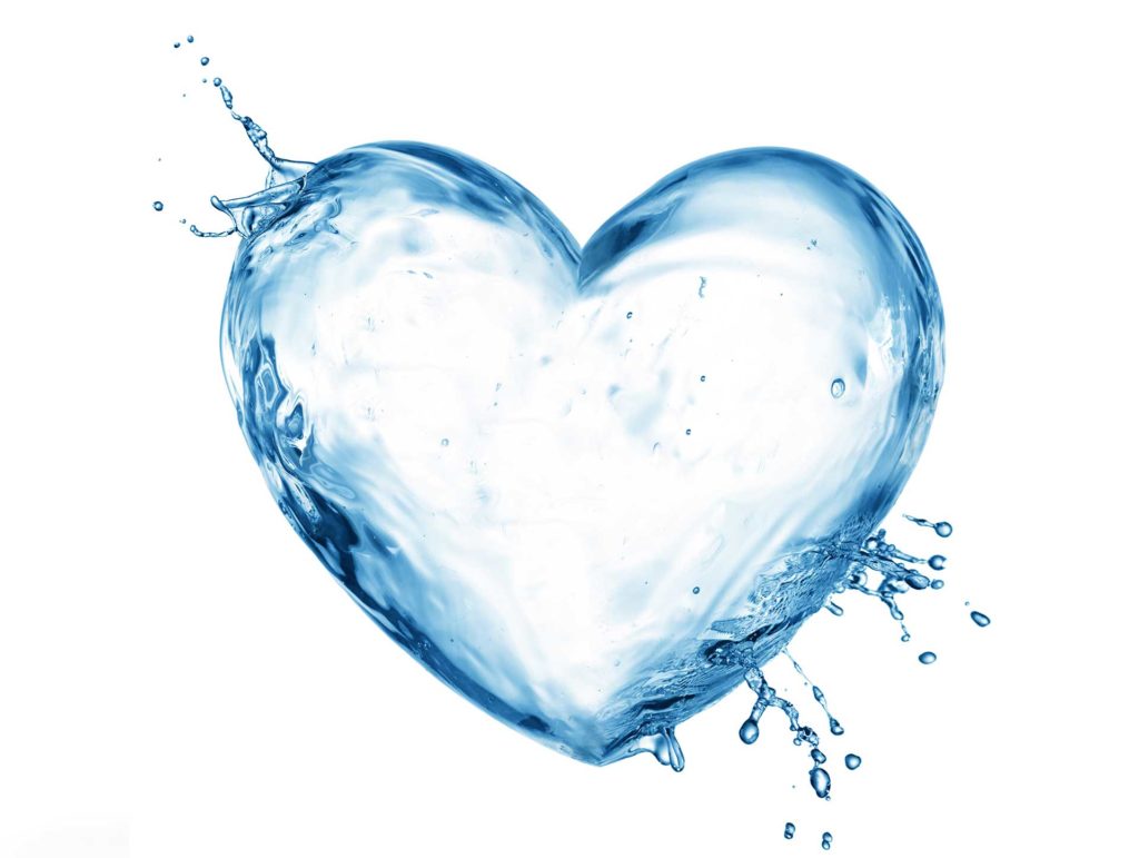 Zdjęcie przedstawia kroplę wody w kształcie serca