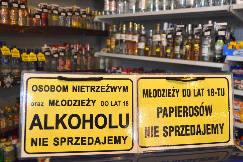Zdjęcie przedstawia plakat o zakazie sprzedaży alkoholu