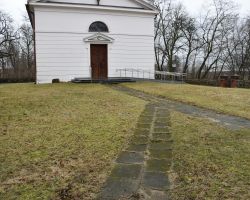 Kostka przed wejściem do byłego kościoła w Borowiu