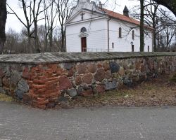 Parkan wokół byłego kościoła w Borowiu