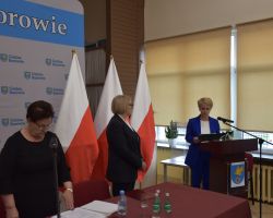 Przewodnicząca Gminnej Komisji Wyborczej wręcza Wójtowi Marcie Serzysko zaświadczenie