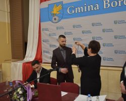 Radna Senior zakłada łańcuch Przewodniczącemu Rady Gminy