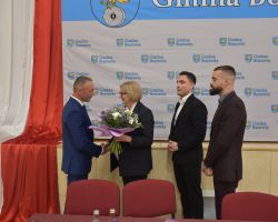 Wójt Marta Serzysko wręcza kwiaty Wiceprzewodniczącemu Rady Gminy