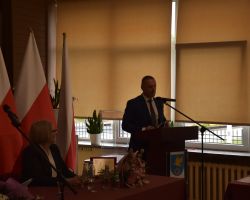 Wiceprzewodniczący Rady Marcin Mazurek podczas przemówienia