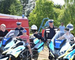 Przedstawiciele Policji przy motocyklach