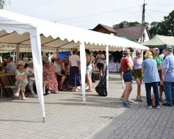 Ludzie zgromadzeni na wydarzeniu