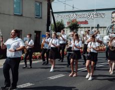 Gminna Orkiestra Dęta z Borowia w korowodzie dożynkowym