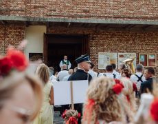 Uczestnicy wydarzenia na placu przed kościołem